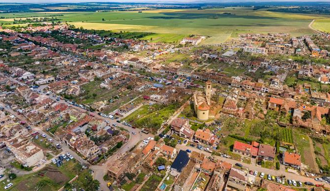 Letecký snímek Moravské Nové Vsi po ničivém tornádu