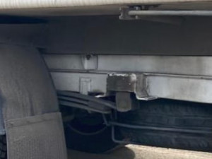 Zřetelně viditelná prohnutá listová péra zadní nápravy