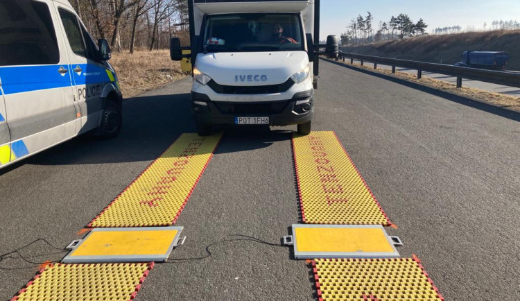 Dodávka na D1 byla během vážení přetížená o 89 procent. Řidič dostal pokutu 36 tisíc