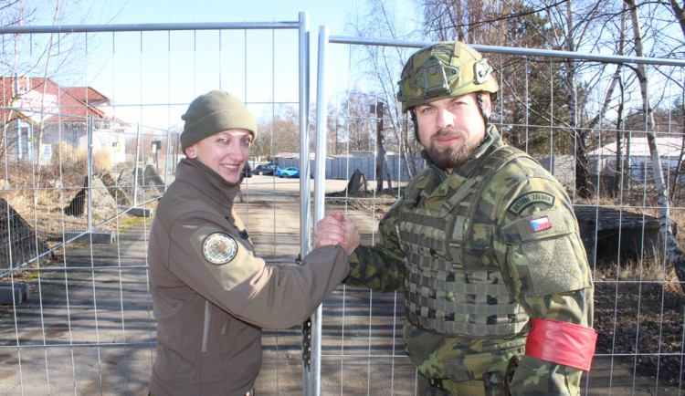 Vojákyně PrpodNS a příslušník AZ