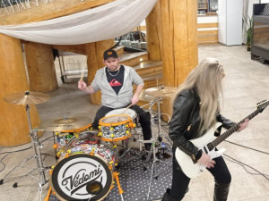 Zpívající hasič z Telče má na kontě sedmý klip. Tato píseň bude zvedat lidi ze židlí, myslí si Jurič Pařil