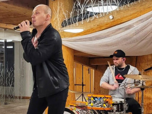 Zpívající hasič z Telče má na kontě sedmý klip. Tato píseň bude zvedat lidi ze židlí, myslí si Jurič Pařil