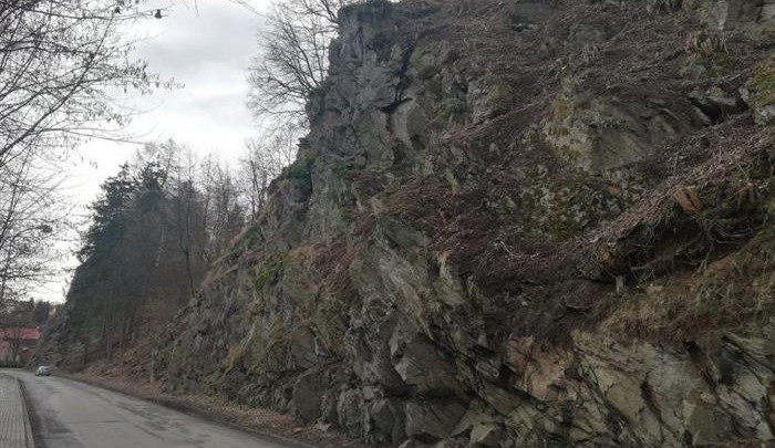 V Ledči nad Sázavou je zavřená silnice k firmě Kovofiniš, hrozí tam sesuv kamení