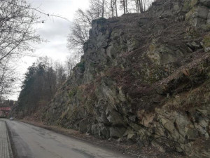 V Ledči nad Sázavou je zavřená silnice k firmě Kovofiniš, hrozí tam sesuv kamení