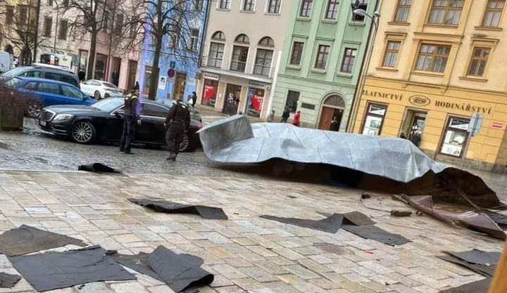 Vítr odnesl střechu z jihlavského muzea, plech leží přímo na náměstí