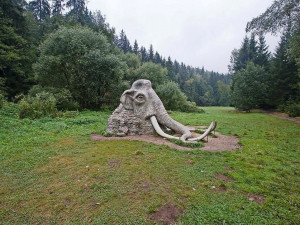 Tip na výlet: Rozštípená skála, ráj nejen pro horolezce. Památka, kterou střeží Olšiakův mamut