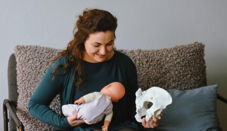 Nejlepší atmosféra při porodu je stejná jako při milování, říká dula Háta Píše