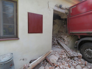 Záchranné složky zasahují u nehody odtahovaného náklaďáku. V kopci se uvolnil a naboural do vozidel a domu