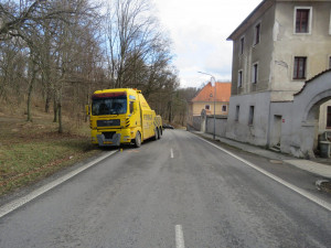 Záchranné složky zasahují u nehody odtahovaného náklaďáku. V kopci se uvolnil a naboural do vozidel a domu
