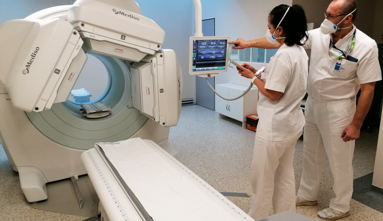 Oddělení nukleární medicíny získalo díky evropské dotaci hybridní gama kameru SPECT/CT. Na snímku je primář oddělení Milan Šimánek a vrchni sestra Zdeňka Šejnostová