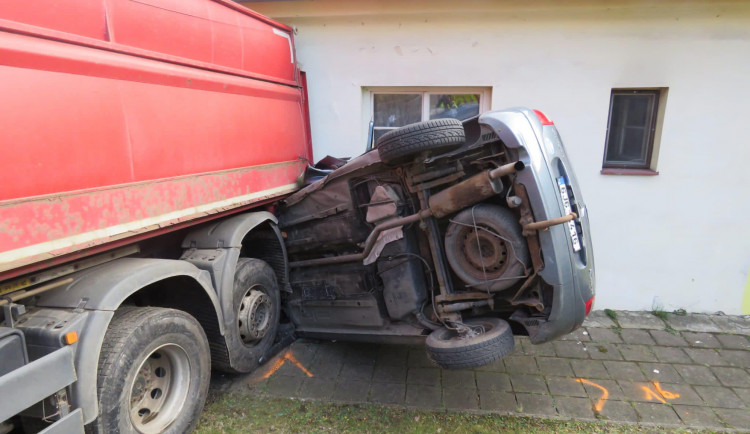 Záchranné složky zasahují u nehody odtahovaného náklaďáku. V kopci se uvolnil a naboural do vozidel a domu