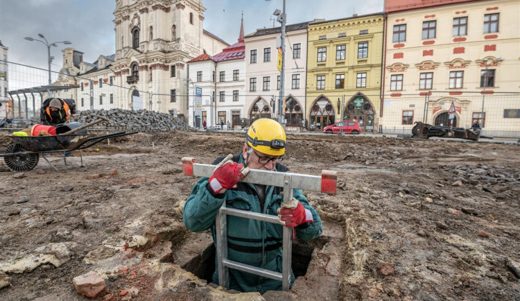 Archeologové na jihlavském náměstí našli neprozkoumanou šachtu. Je nejspíš napojena na další chodby v podzemí