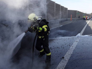 Na D1 u obce Věžnice hořelo osobní auto. Dálnice ve směru na Brno byla kompletně uzavřena