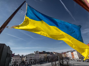 Na radnici vlaje ukrajinská vlajka, město je připraveno poskytnout uprchlíkům dočasné bydlení