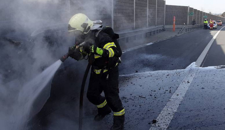 Na D1 u Věžnice hořelo osobní auto. Dálnice ve směru na Brno byla kompletně uzavřena