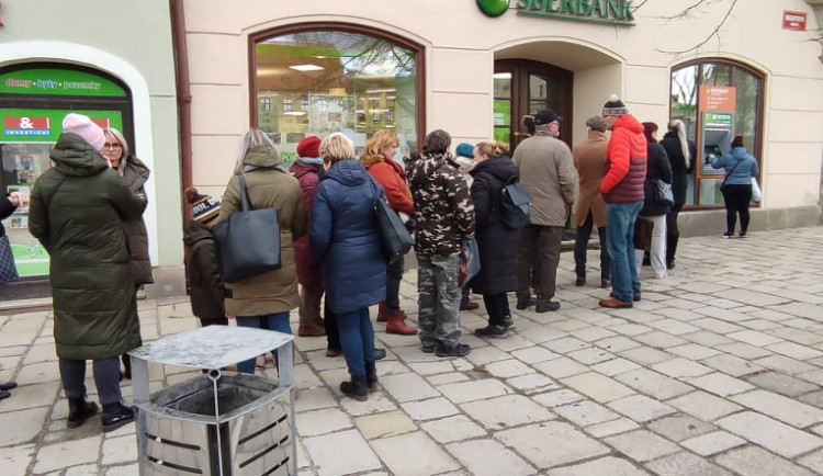 Peníze vyberu a účet zruším. Před jihlavskou Sberbankou se tvořily fronty, na všechny se nedostalo