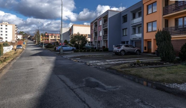 Smrčenská ulice v novém. Přibude chodník, zrekonstruují se zastávky MHD a veřejné osvětlení