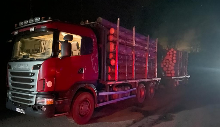 Tým Kamion na D1 opět kontroloval řidiče, záměrně si na ně posvítil i v noci. Padly pokuty za 325 tisíc korun