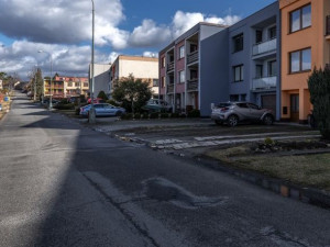 Smrčenská ulice v novém. Přibude chodník, zrekonstruují se zastávky MHD a veřejné osvětlení