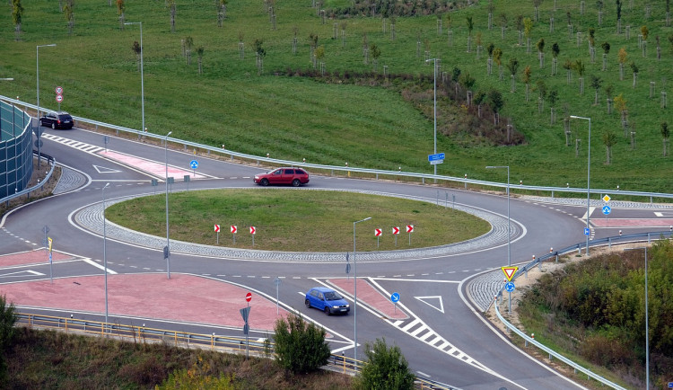 Pro zvýšení bezpečnosti a plynulosti dopravy vznikne u Pávova nová okružní křižovatka