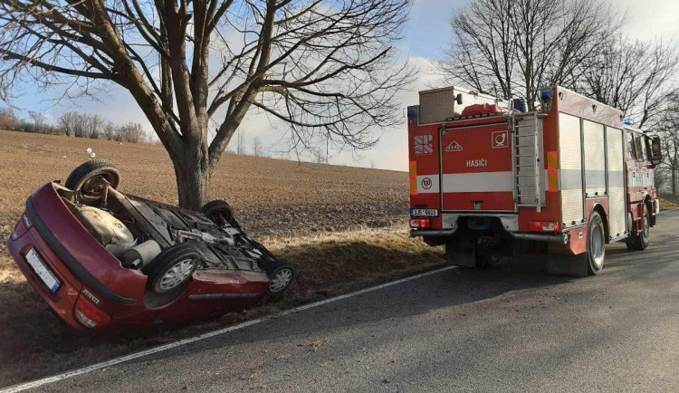Auto na střeše u Dolní Cerekve. Výsledkem ranní nehody je jeden zraněný
