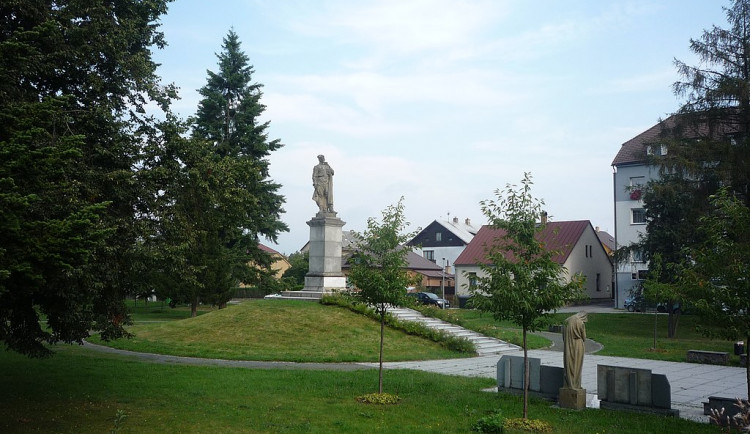 Sochu rudoarmějce ve Žďáru nad Sázavou zahalí do ukrajinské vlajky. Je to ideální symbolický moment, říká starosta Mrkos