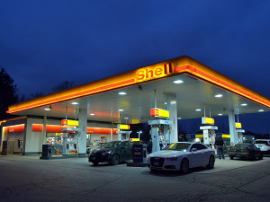 Ceny za benzin a naftu jsou na Vysočině druhé nejvyšší, dráž už je jen v Praze. Na 40 korunách to rozhodně nekončí, říká řidič z Jihlavy