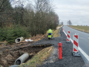 Stavební dělníci se opět vrátili na silnici I/37, kde se opravuje úsek mezi Ostrovem nad Oslavou a Křižanovem
