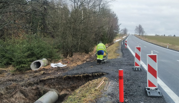 Stavební dělníci se opět vrátili na silnici I/37, kde se opravuje úsek mezi Ostrovem nad Oslavou a Křižanovem