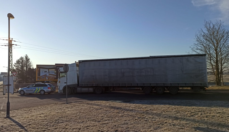 Kontrola na I/38: Muž v nákladním autě zneužil kartu jiného řidiče, na místě dostal stotisícovou pokutu