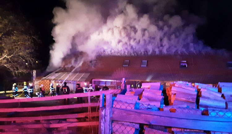 Hasiči zasahovali v hořícím rodinném domě. Příčinou požáru byla špatná instalace krbové vložky