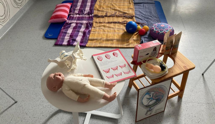 Jihlavská porodnice má novou pomůcku. Model miminka a pánve pomůže lépe ukázat porod