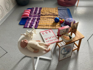 Jihlavská porodnice má novou pomůcku. Model miminka a pánve pomůže lépe ukázat porod