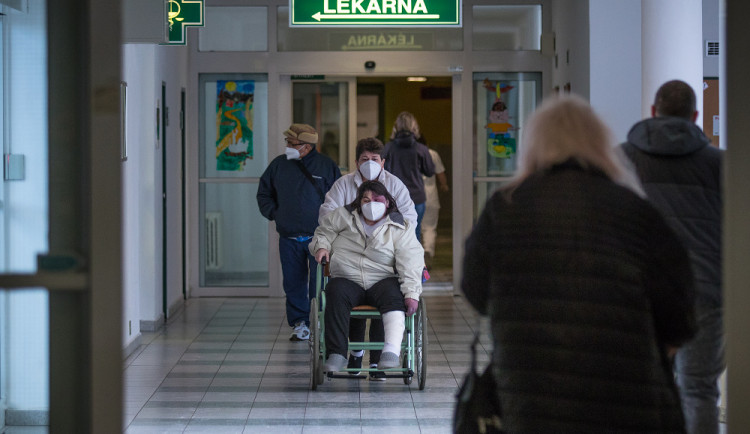 Nemocnice na Vysočině obnovují návštěvy zakázané v době pandemie. Každé zařízení má svá pravidla
