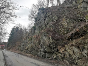 Upozornění pro řidiče i chodce: Silnice III/01830 zůstává dál uzavřená, stále hrozí pád skalních bloků