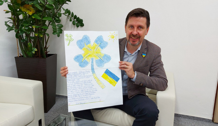 Starosta Třebíče Pavel Pacal s dopisem pro prezidenta Ukrajiny Zelenského, jehož autorem je desetiletý Sebík z Třebíče