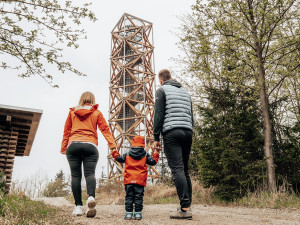 Tip na výlet: Rozhledna na Pekelném kopci s čertovsky dobrými výhledy. Třeba na Sněžku nebo až do Alp