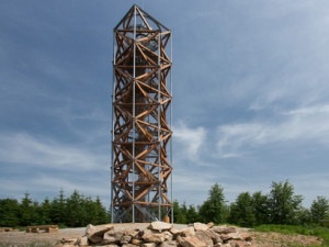 Tip na výlet: Rozhledna na Pekelném kopci s čertovsky dobrými výhledy. Třeba na Sněžku nebo až do Alp