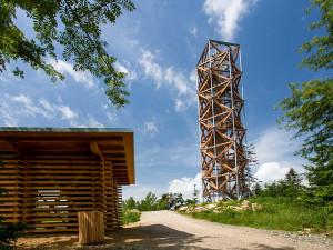 Tip na výlet: Rozhledna na Pekelném kopci s čertovsky dobrými výhledy. Třeba na Sněžku nebo až do Alp