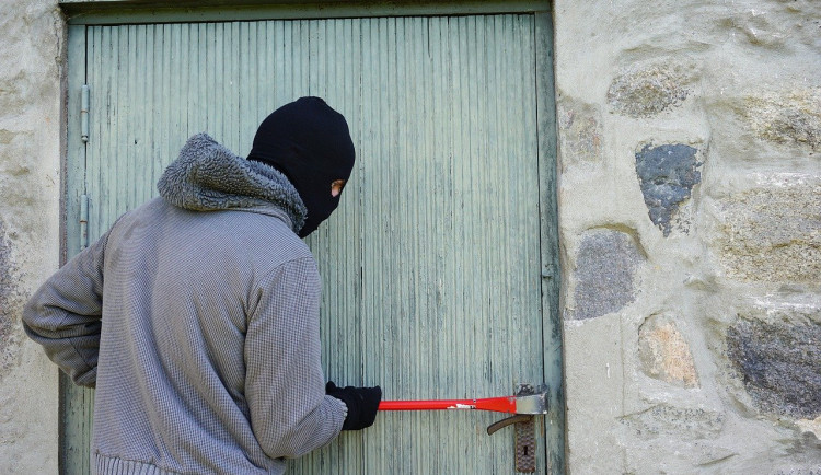 Zloděj ukradl baterie za milion