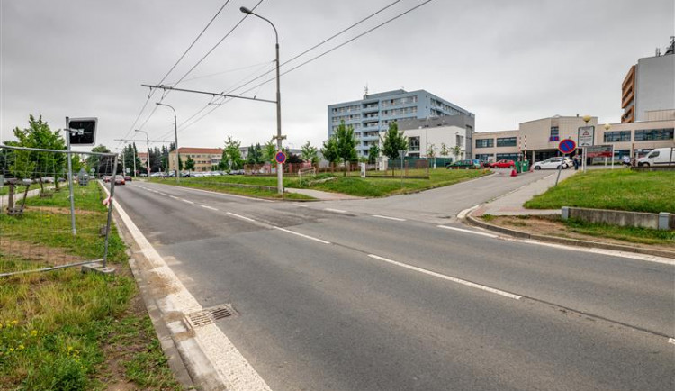 PŘEHLED: V Jihlavě dnes odstartovalo několik dopravních staveb. Které úseky jsou uzavřené a kudy po objížďce?