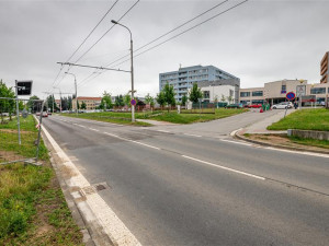 PŘEHLED: V Jihlavě dnes odstartovalo několik dopravních staveb. Které úseky jsou uzavřené a kudy po objížďce?