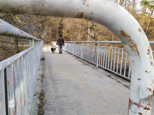 Cyklistům i pěším se dnes uzavřela lávka v Heleníně. Na opravu čeká i jihlavský „Brňák" a most v Sasově