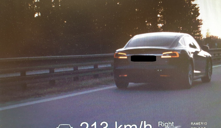 Z D1 závodní dráha. Řidiči v Tesle se na tachometru ukázalo 213km/h, hrozí mu pokuta a zákaz řízení
