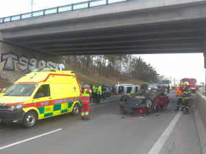 Dálnice D1 na Prahu stojí kvůli hromadné nehodě. Čtyři lidé jsou zranění, zasahoval i vrtulník