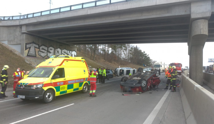 Dálnice D1 na Prahu stojí kvůli hromadné nehodě. Čtyři lidé jsou zranění, zasahoval i vrtulník