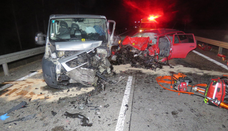 Střet dvou vozidel na I/38 skončil tragicky. Starší řidič zemřel, ten devatenáctiletý skončil v brněnské nemocnici