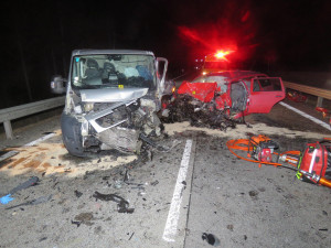 Střet dvou vozidel na I/38 skončil tragicky. Starší řidič zemřel, ten devatenáctiletý skončil v brněnské nemocnici