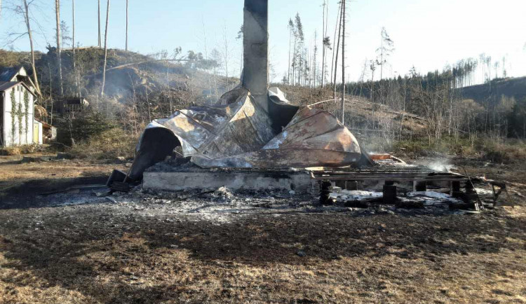 Požár dnes kompletně zničil chatku v Rounku. Někdo ji zřejmě úmyslně zapálil