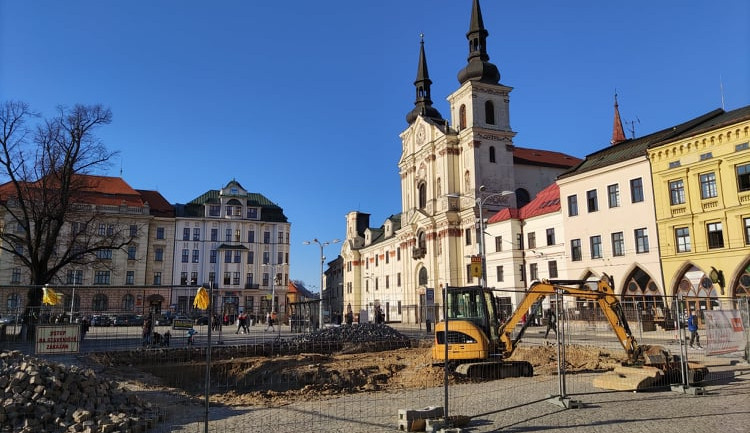 Nejdřív archeologové, teď bagr. Jihlavské náměstí se připravuje na stromový „pokojíček", jerlíny přibudou v dubnu